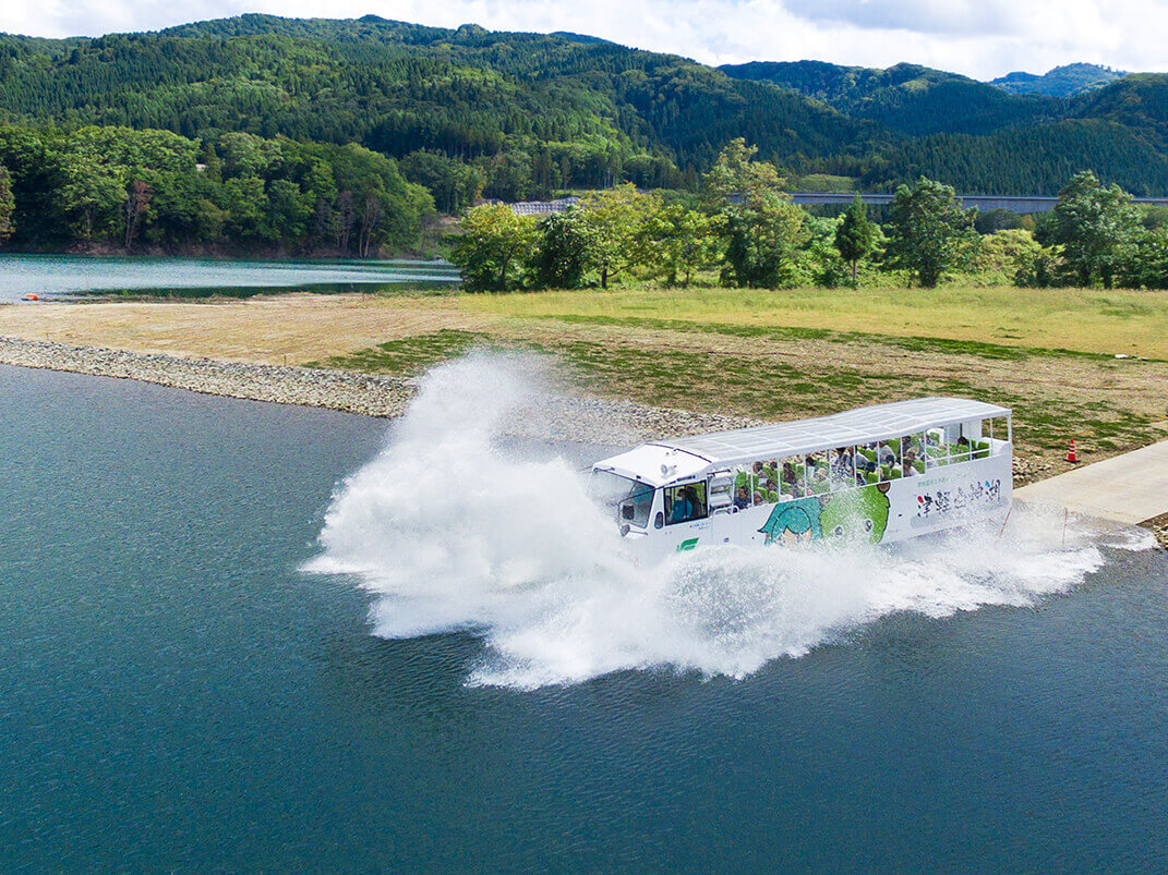 津軽白神湖を遊覧する水陸両用バス