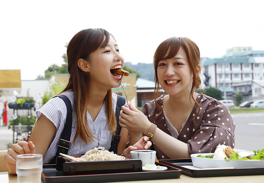 レストラン「森のドア」